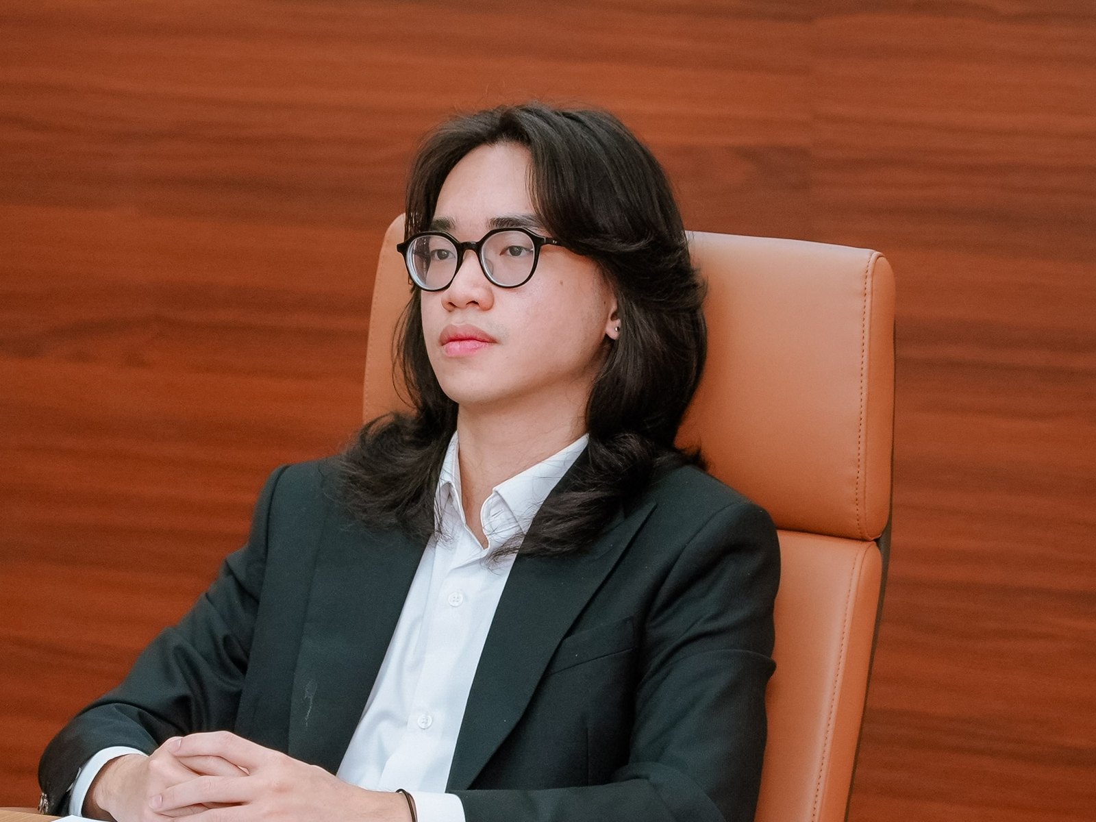 Marshon Nguyen, founder of Synthena, seated at a meeting table at Nguyen Tat Thanh University